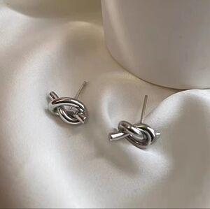 NWT knot earrings
